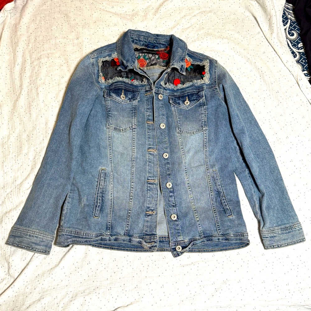 Arizona Jean Co. Denim Jacket rose embroidered with lace Size Large